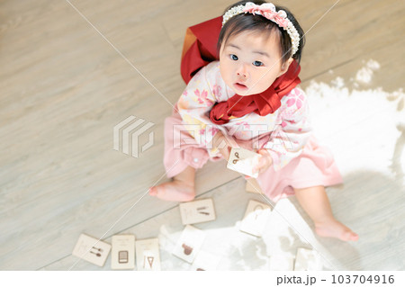 1歳の赤ちゃん　選び取りカード　一升餅 103704916