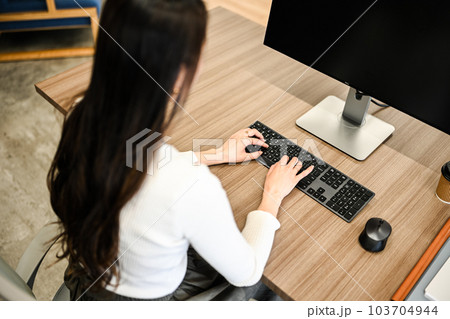 ビジネスシーン ビジネスシーン 103704944