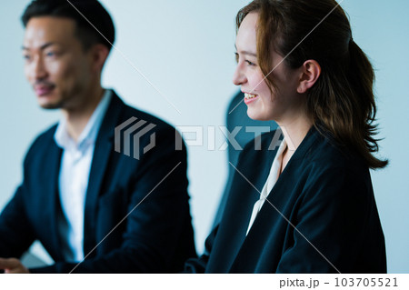 ビジネスシーン ビジネスシーン 103705521