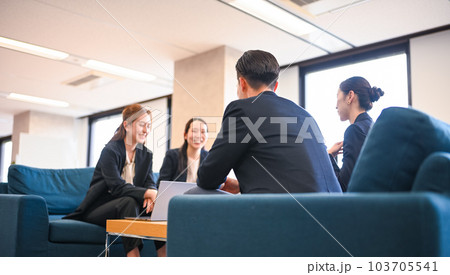 ビジネスシーン ビジネスシーン 103705541