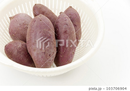洗った紅芋 103706904
