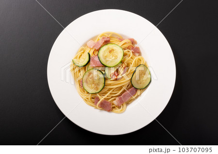 ズッキーニとベーコンのパスタ ズッキーニとベーコンのパスタ 103707095