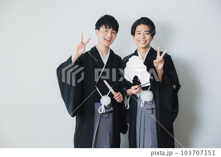紋付袴の男性　ツーショット 103707151