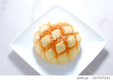 白いお皿の上の美味しそうなメロンパン 白いお皿の上の美味しそうなメロンパン 103707241