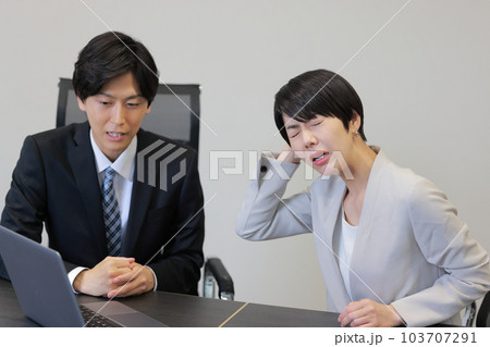 1on1_上司からの厳しい評価に辛い表情のビジネスウーマン_2 1on1_上司からの厳しい評価に辛い表情のビジネスウーマン_2 103707291