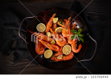 Raw ocean king prawns 103708449