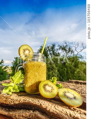 fresh kiwi 103708488