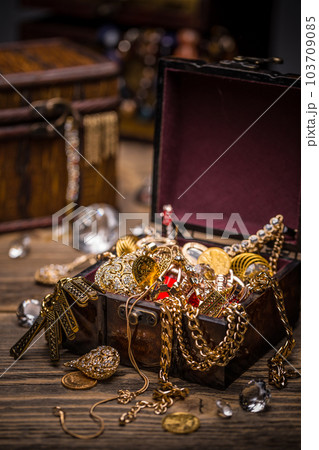 Open treasure chest 103709085