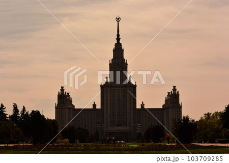 夕暮れ時のモスクワ大学、モスクワ、ロシア。 夕暮れ時のモスクワ大学、モスクワ、ロシア。 103709285