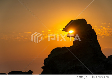 ゴジラ岩　夕焼け　潮瀬埼岩礁地帯奇岩怪石 103709470