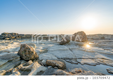 潮瀬埼　岩礁地帯　奇岩　怪石　反射　光　水面の輝き 103709472