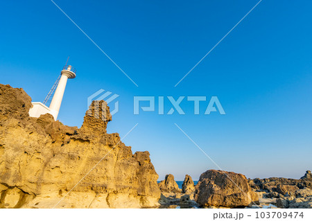 潮瀬崎　灯台　岩礁地帯　奇岩怪石 103709474