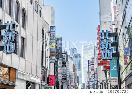 大阪府大阪市　関西随一の繁華街　多くの飲食店が集まる北新地 103709726