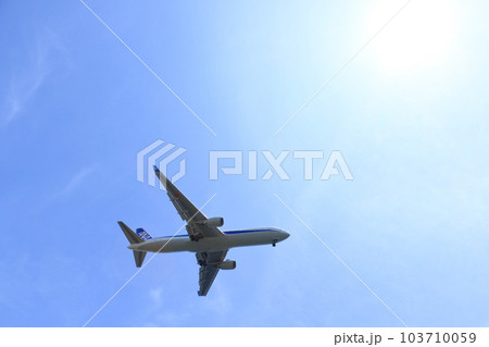 太陽を浴びて飛行する旅客機 離陸、上昇する旅客機 太陽を浴びて飛行する旅客機 離陸、上昇する旅客機 103710059