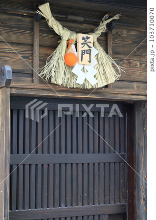しめ縄　玄関に飾られたしめ縄 103710070