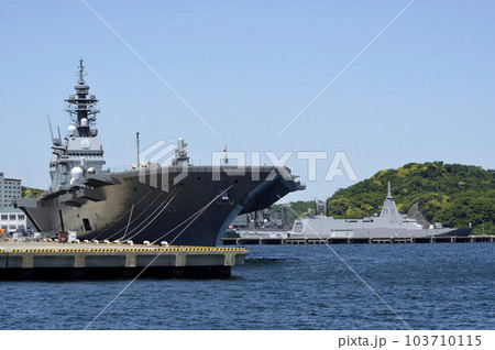 停泊する護衛艦 横須賀港 停泊する護衛艦 横須賀港 103710115