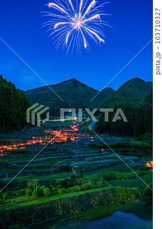【愛知県】新城・四谷の千枚田（よつやのせんまいだ）の花火 103710327