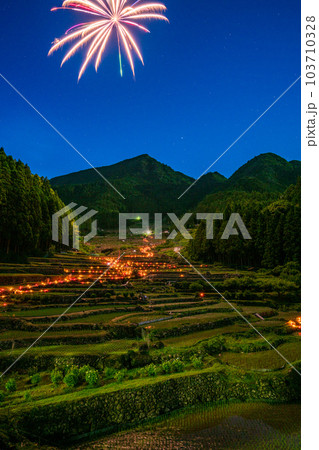 【愛知県】新城・四谷の千枚田(よつやのせんまいだ)の花火 【愛知県】新城・四谷の千枚田(よつやのせんまいだ)の花火 103710328