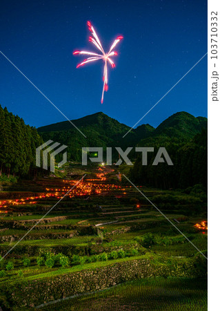 【愛知県】新城・四谷の千枚田(よつやのせんまいだ)の花火 【愛知県】新城・四谷の千枚田(よつやのせんまいだ)の花火 103710332