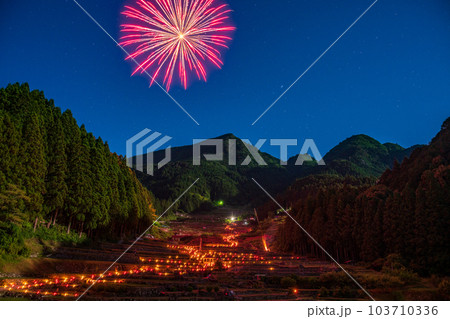 【愛知県】新城・四谷の千枚田（よつやのせんまいだ）の花火 103710336