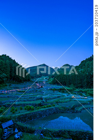 【愛知県】新城・四谷の千枚田（よつやのせんまいだ）・夕景 103710419