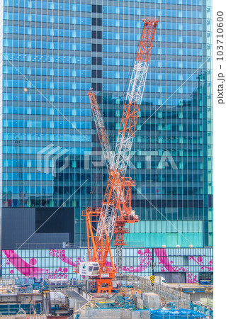 日本の東京都市景観 6月。5類移行から1か月…渋谷駅には大型クレーンが立ち並ぶ…＝8日 103710600