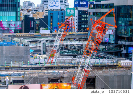 日本の東京都市景観 6月。5類移行から1か月…渋谷駅には大型クレーンが立ち並ぶ…=8日 日本の東京都市景観 6月。5類移行から1か月…渋谷駅には大型クレーンが立ち並ぶ…=8日 103710631