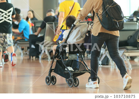 空港の出発ロビー　子供連れの旅行客 103710875