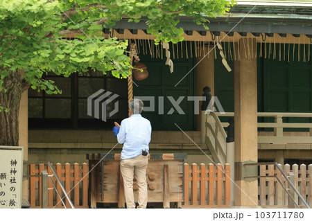 神社にお参りする男性 103711780