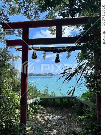 大湊神社の鳥居から見る東尋坊 103711910