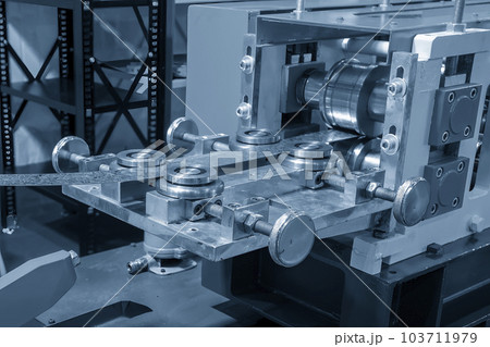 The press die feeder for progressive die. The press die feeder for progressive die. 103711979
