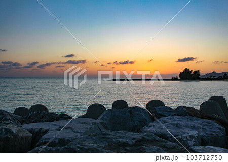 【沖縄】21世紀の森ビーチからの夕日 103712750