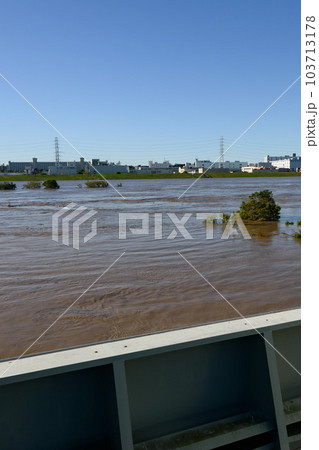 令和元年東日本台風・あふれる荒川の濁流と笹目水門 103713178