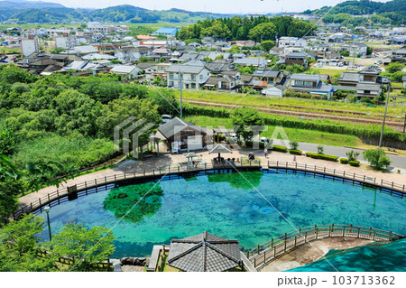 高所から見る丸池湧水（日本名水百選）と湧水町の街並み 103713362