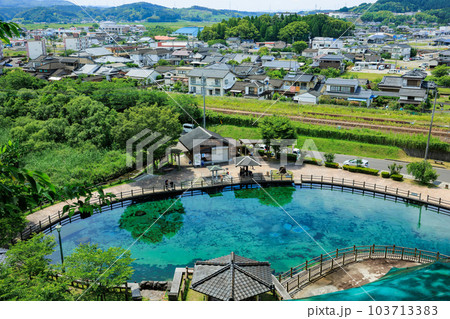 高所から見る丸池湧水(日本名水百選)と湧水町の街並み 高所から見る丸池湧水(日本名水百選)と湧水町の街並み 103713383