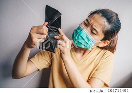 Asian woman open her empty wallet but no money because of she was unemployed in situation of covid-19 pandemic outbreak.  103713493