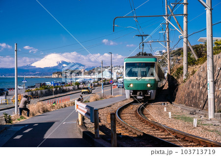 《神奈川県》江ノ電と富士山・湘南海岸の風景 103713719