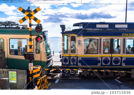 《神奈川県》海沿いの江ノ電・鎌倉高校前の踏み切り 103713836