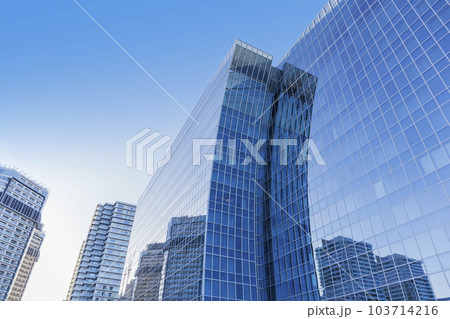 窓　雲　反射　パシフィコ　パシフィコ横浜　 103714216