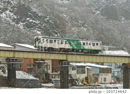 大糸線　平岩ー小滝　JR西日本　キハ52-125（糸魚川） 103714642