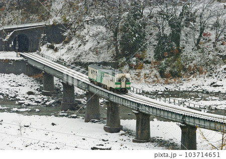 大糸線　根知ー小滝　JR西日本　キハ52-125（糸魚川） 103714651