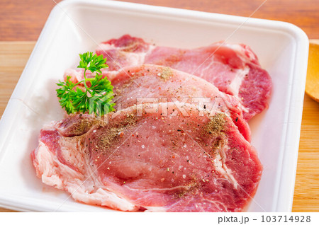 食品トレーに入った豚ロース肉 103714928