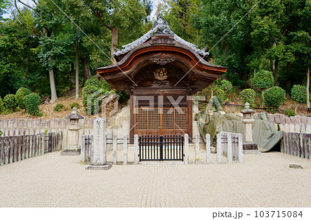 叡福寺の聖徳太子御廟(大阪府南河内郡太子町) 叡福寺の聖徳太子御廟(大阪府南河内郡太子町) 103715084