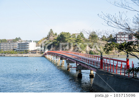 日本三景の一つ「松島」にある赤い橋 「福浦橋」 in 宮城県 103715096