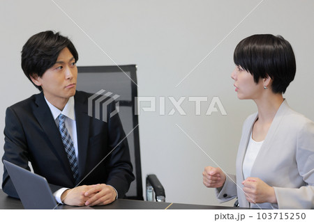 1on1_厳しい評価に反論する女性とたじろぐ上司2 1on1_厳しい評価に反論する女性とたじろぐ上司2 103715250