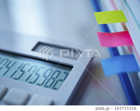 テーブルに置かれたファイルと電卓 103715526