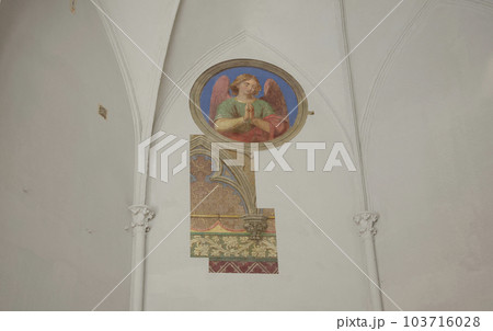 ノイシュトレーリッツにある宮廷教会内の壁。翼の付いた天使が目を閉じて手を合わせている宗教画（壁画） 103716028