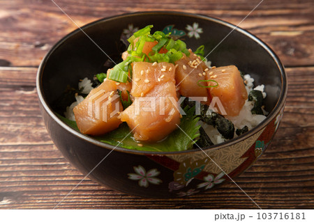 ビントロ漬け丼 103716181