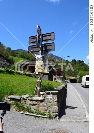 シャモニー渓谷「レ・ズッシュ」の街並み 103716288