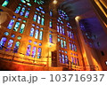 スペインのサグラダファミリア内の絶景のステンドグラス 103716937
